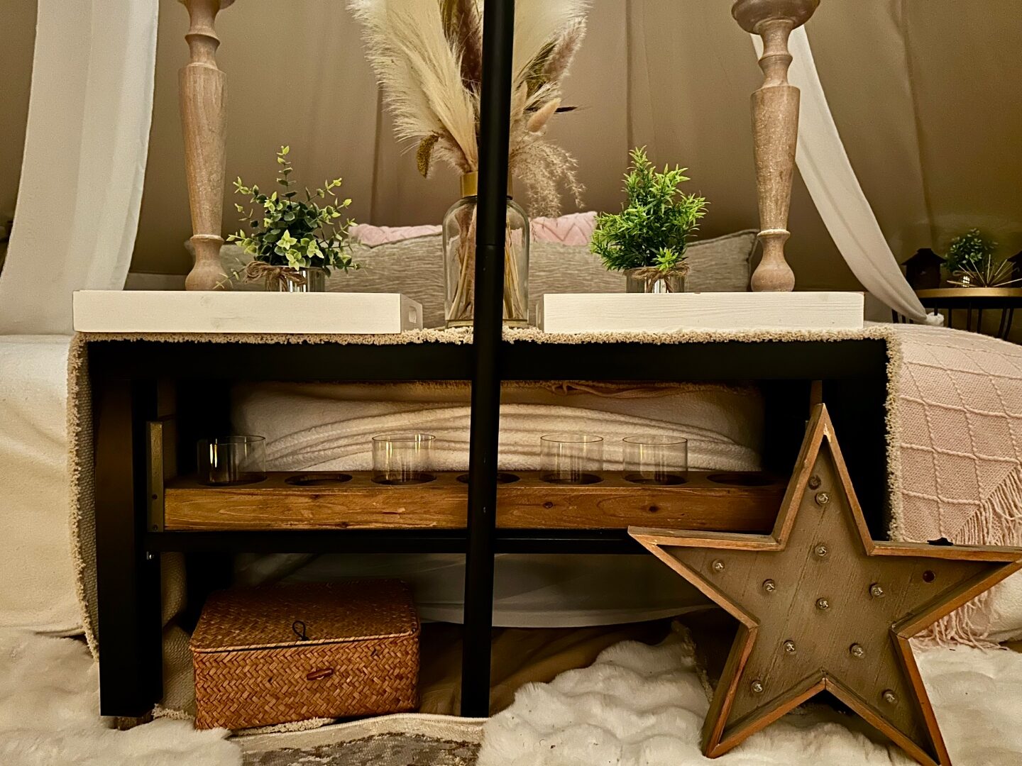 Detalle bajo la cama con estrella marquesina, canasta y pampas